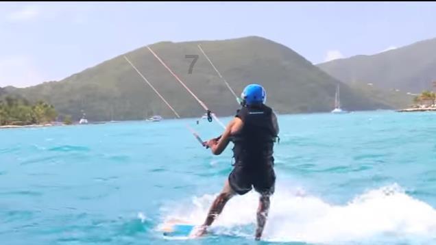 大连夏家河子海滨浴场浮冰断裂 12人被困冰面全部获救
