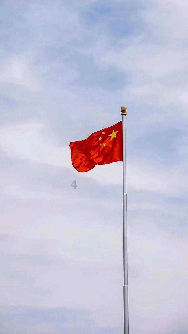 金裕贞白色短袖搭配牛仔元素 小露蛮腰秀马甲线