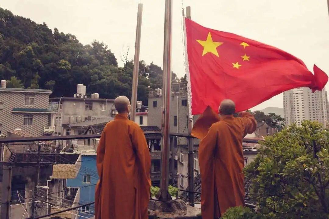 用PS合成两张照片，用透明度与自动混合合成，再调整亮度