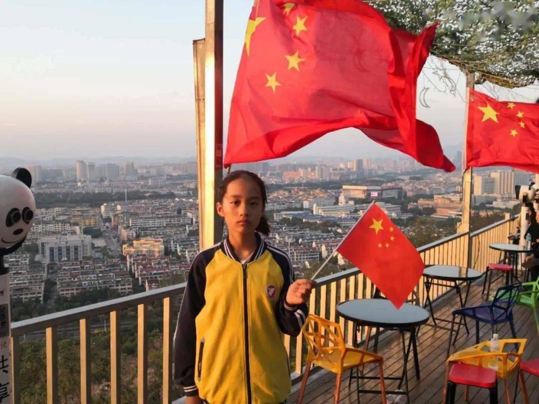 邓伦新造型曝光:一袭白衣,宛如贵族公子