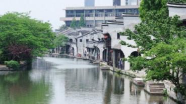 可爱女孩参加宴会