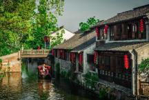 凤凰洲街道征订百份《南昌日报》送重点企业